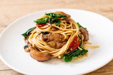 tavuk ve fesleğen ile karıştırın-kızarmış spagetti