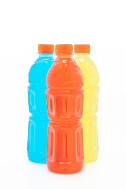 beyaz arka planda farklı tatlar ile enerji içecekleri