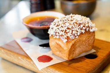 Kaz ciğeri sos daldırma ile Ekmek