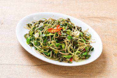 Istiridye sosu ile Kızarmış ayçiçeği Sprout