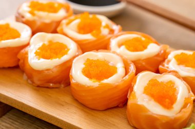 mayonez ve karides yumurta ile taze somon suşi rulo