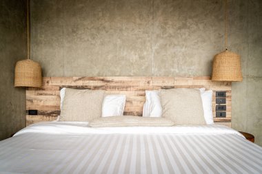 yatakta güzel rahat yastıklar