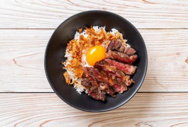 yumurta ile tepesinde pirinç kase dilimlenmiş sığır eti