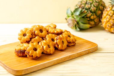 ananas reçeli ile çiçek bisküvi