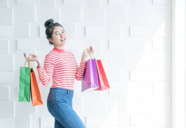 Asyalı kadın holding alışveriş torbaları