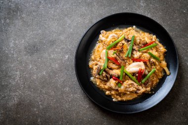 Tavada kızartılmış kalamar ve ahtapot tuzlu yumurta ile