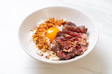 yumurta ile tepesinde pirinç kase dilimlenmiş sığır eti