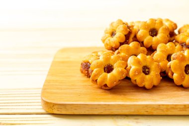 ananas reçeli ile çiçek bisküvi