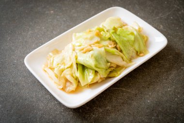 Balık soslu tavada kızartılmış lahana