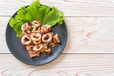 plaka üzerinde ızgara kalamar