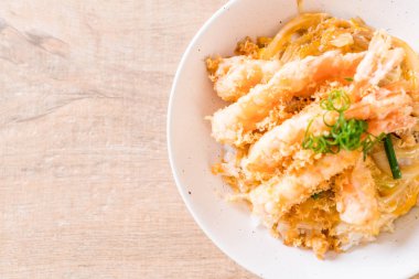 kızarmış karides tempura üzerinde pirinç kase tepesinde