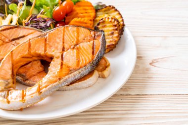 sebze ve patates kızartması ile ızgara somon biftek fileto