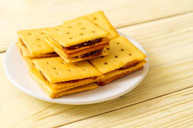 ananas reçeli ile peynirli bisküvi