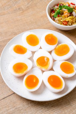 Yumuşak haşlanmış yumurta baharatlı salata 