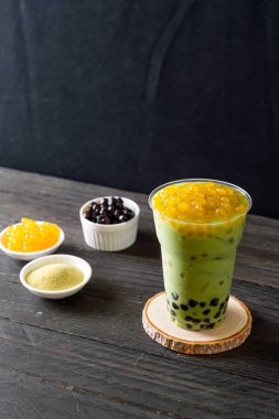 kabarcık ve bal kabarcıkları ile yeşil çay latte