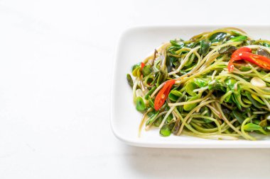 Istiridye sosu ile Kızarmış ayçiçeği Sprout