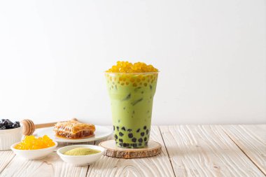 kabarcık ve bal kabarcıkları ile yeşil çay latte