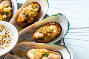 Midye baharatlı deniz ürünleri sos ile