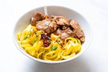 domuz eti ile Asya tavada kızartılmış erişte