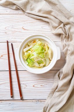 Balık soslu tavada kızartılmış lahana