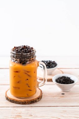 Balonlar ile Tay süt çayı