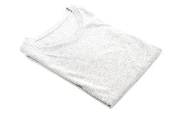 Beyaz arka plan üzerinde katlanmış t-shirt