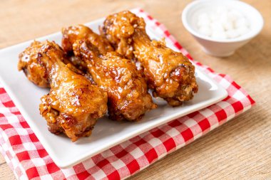 Soslu kızarmış tavuk.