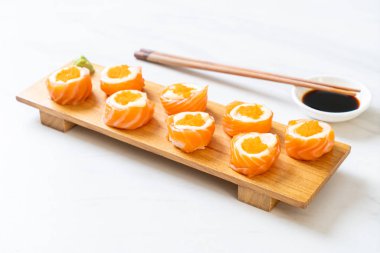 mayonez ve karides yumurta ile taze somon suşi rulo