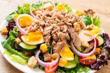 Sebze salatası ve yumurta ile tuna