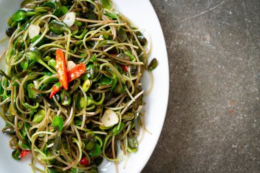 Istiridye sosu ile Kızarmış ayçiçeği Sprout