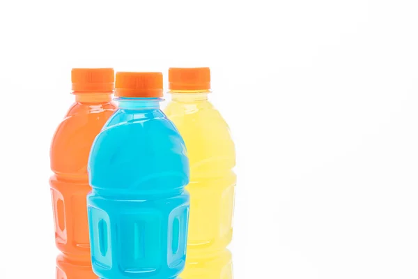 Bebidas energéticas con diferentes sabores sobre fondo blanco — Foto de Stock