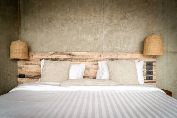 yatakta güzel rahat yastıklar