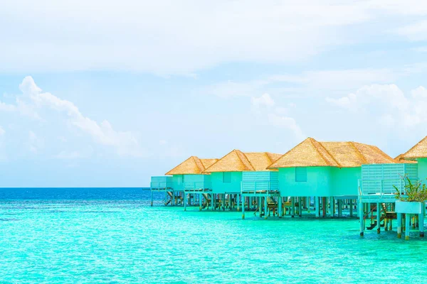Beautiful tropical Maldives resort hotel and island with beach a — Stock Photo, Image