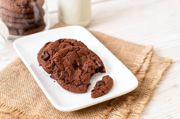 Biscoitos de chocolate com chips de chocolate — Fotografia de Stock