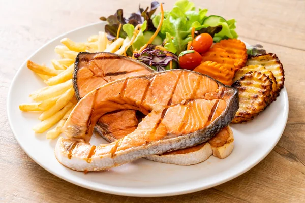 Filé de carne de salmão grelhado com batatas fritas e vegetais — Fotografia de Stock