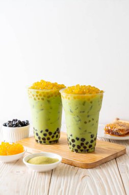 kabarcık ve bal kabarcıkları ile yeşil çay latte