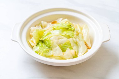 Balık soslu tavada kızartılmış lahana