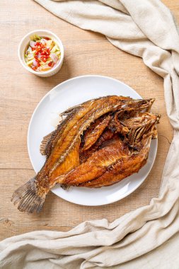 Kızarmış Balık-balık sosu ile