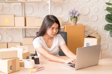 Küçük işletme sahibi, kadın dizüstü bilgisayarda satın alma siparişkontrol