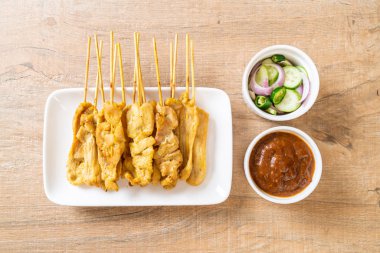 Domuz Satay-ızgara domuz fıstığı sosu veya tatlı ile servis ve 