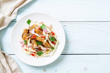 gevrek gurami balığı ile baharatlı salata