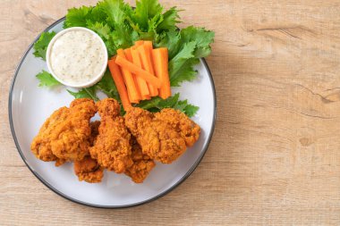 Kızarmış baharatlı tavuk kanadı