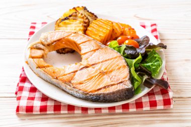 sebze ile ızgara somon biftek fileto