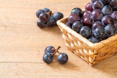 beyaz arka planda taze siyah üzüm