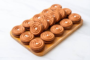 kremalı çikolatalı kurabiye