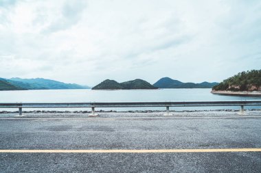 Kanchanaburi de bulutlu gökyüzü ile Srinagarind Barajı , Tayland