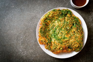  Kızarmış yumurta ve baharatlı karides hamur tırmanma