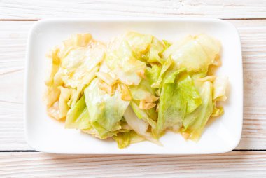 Balık soslu tavada kızartılmış lahana