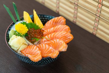 pirinç kase (donburi tepesinde taze somon)