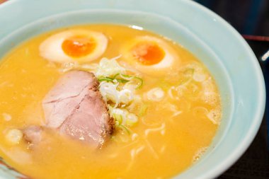 domuz eti ve yumurta ile miso ramen erişte